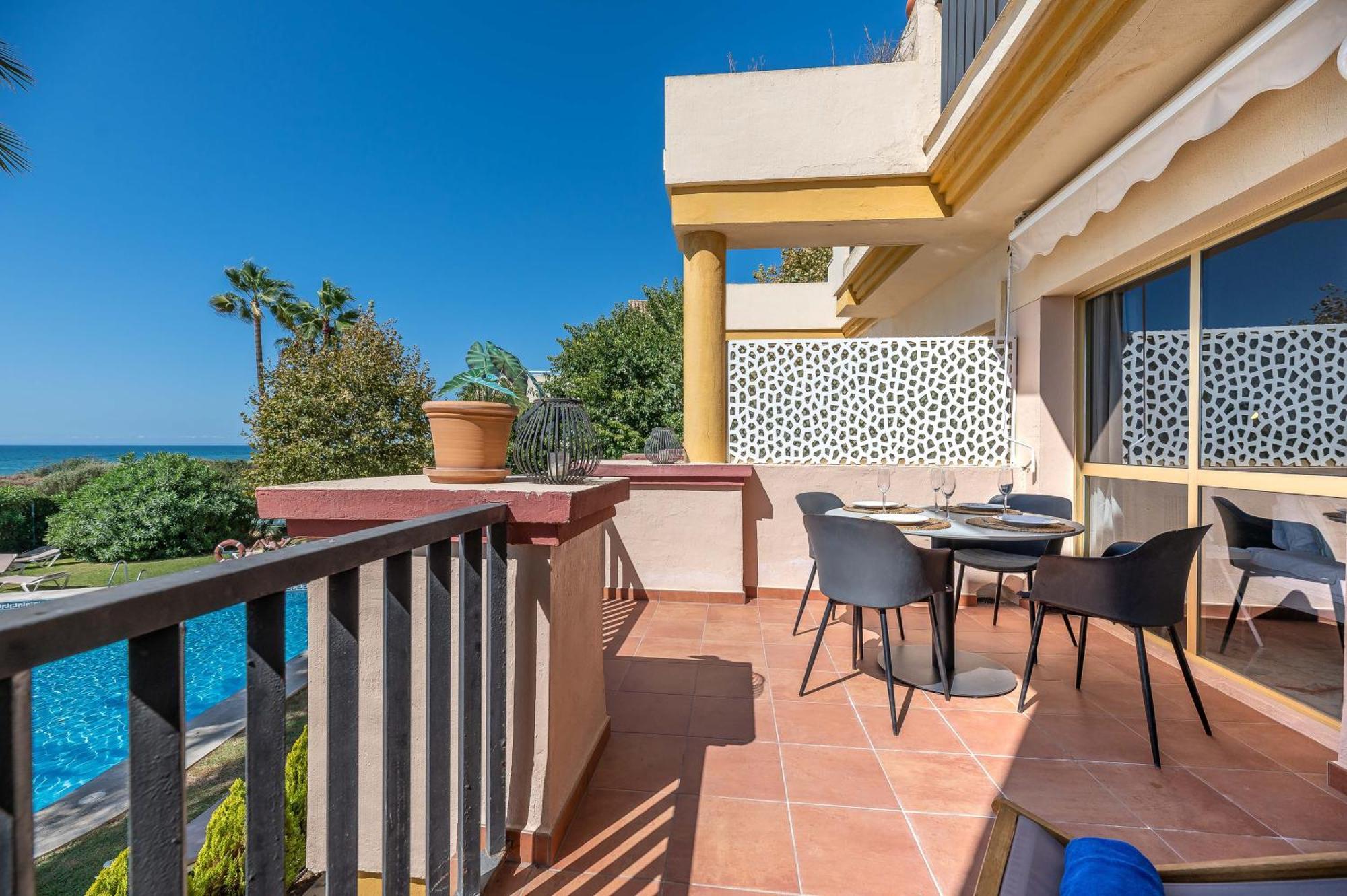 Front Line Beach Studio Apartment マルベーリャ エクステリア 写真