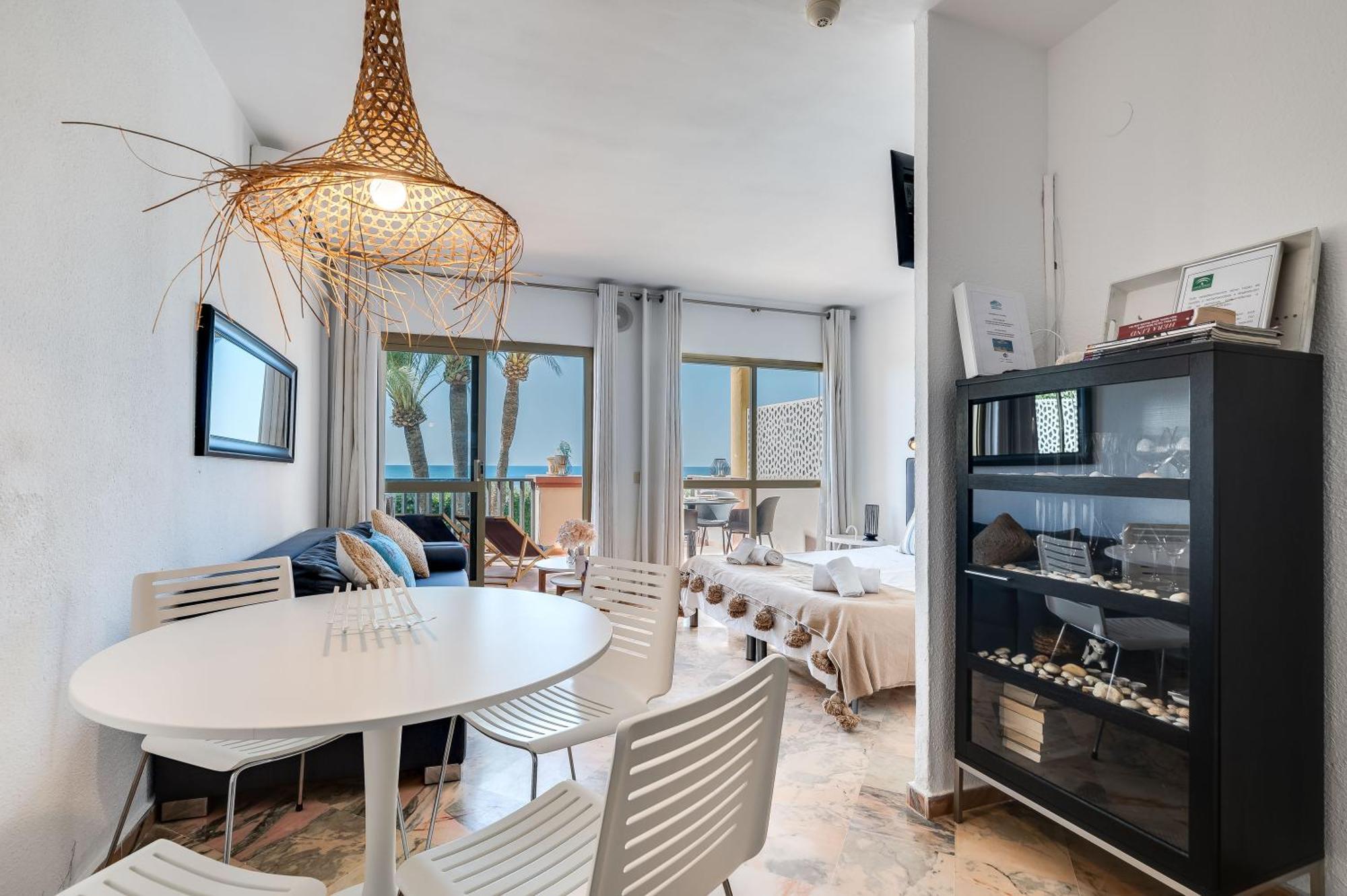 Front Line Beach Studio Apartment マルベーリャ エクステリア 写真
