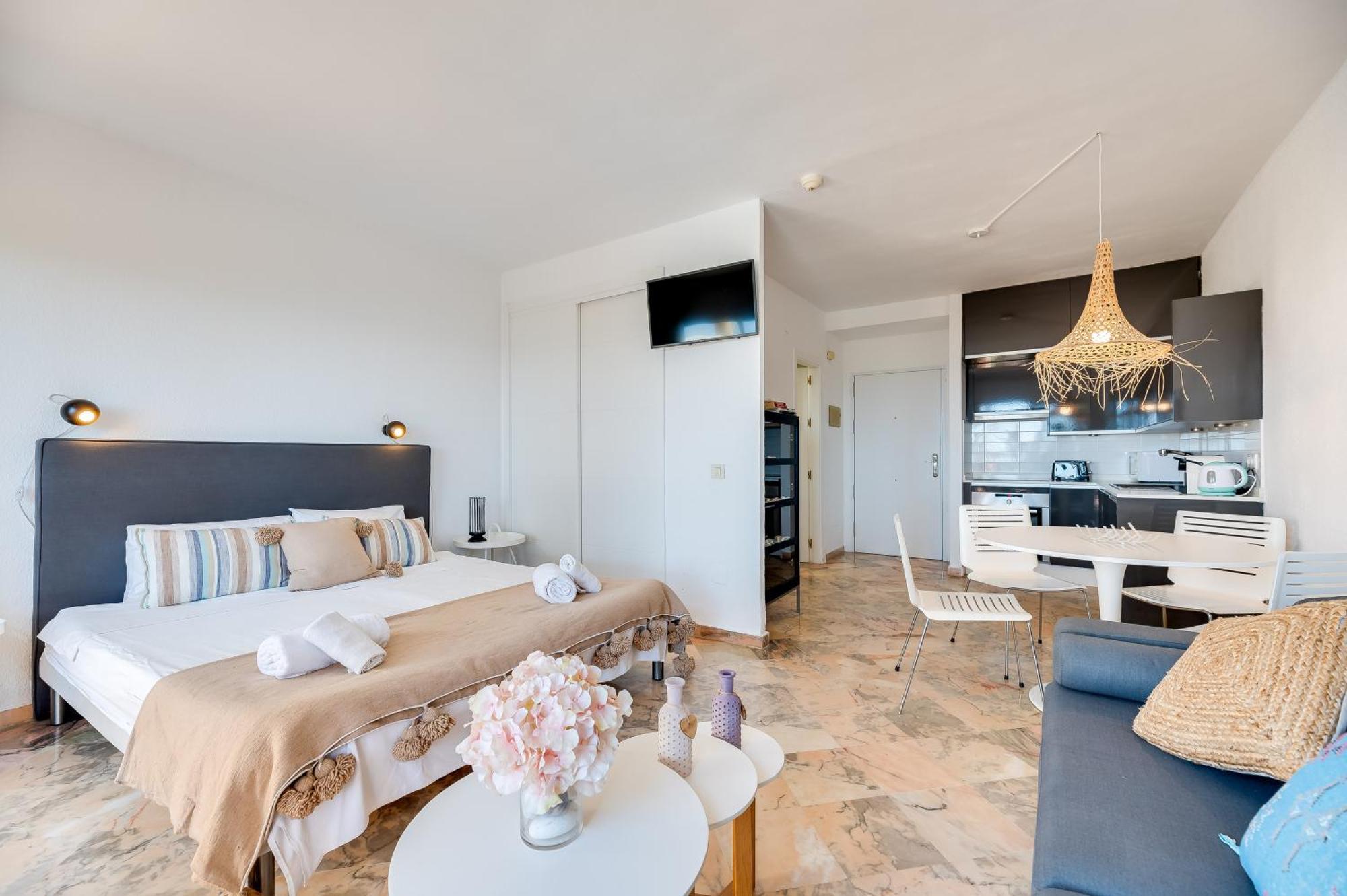 Front Line Beach Studio Apartment マルベーリャ エクステリア 写真